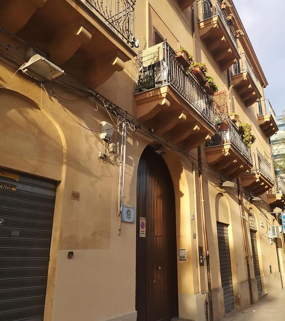 Sunshine Hostel Палермо Италия