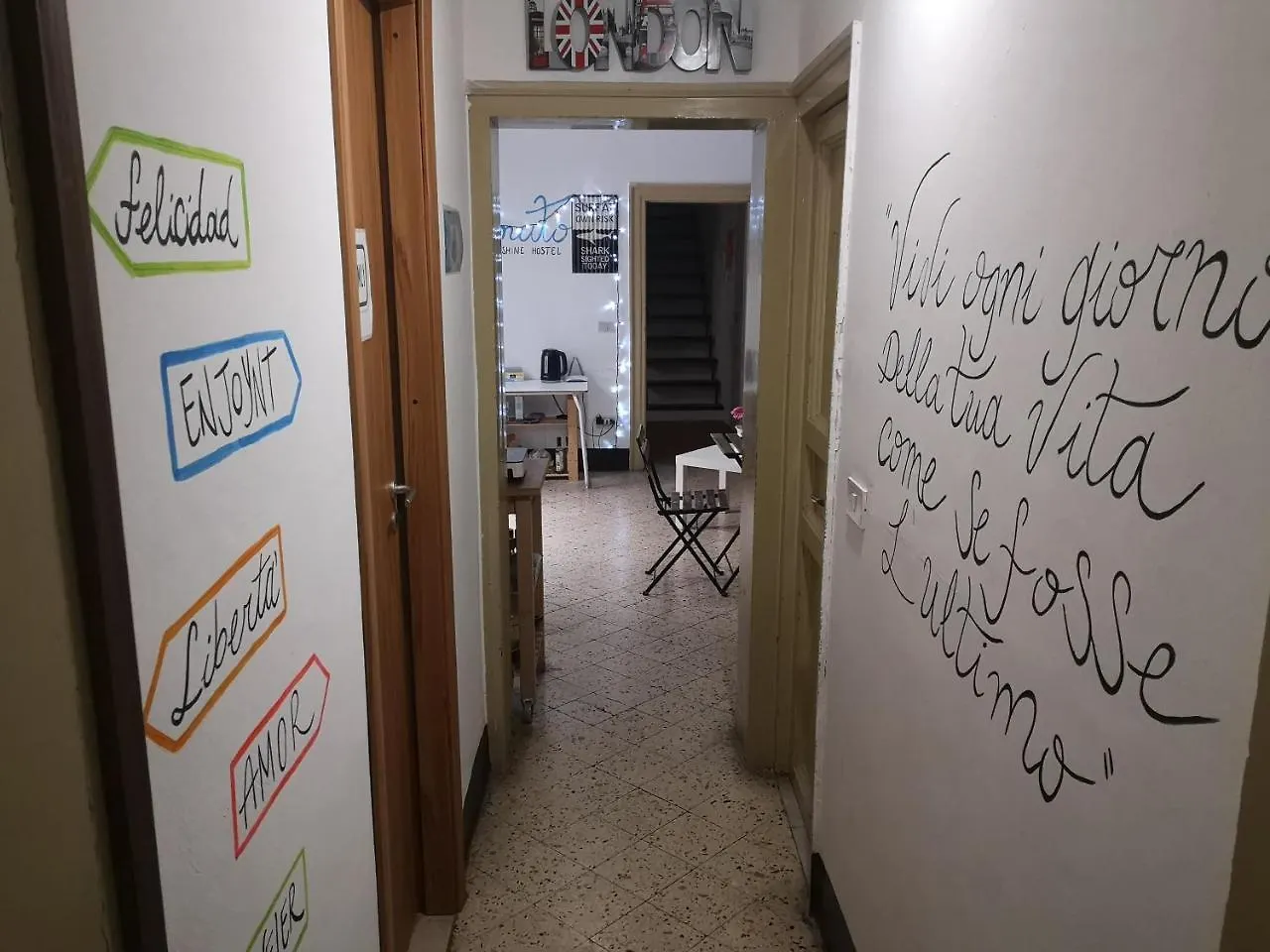 Sunshine Hostel Палермо Италия
