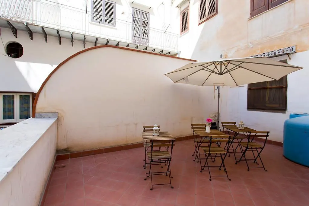 Sunshine Hostel パレルモ イタリア
